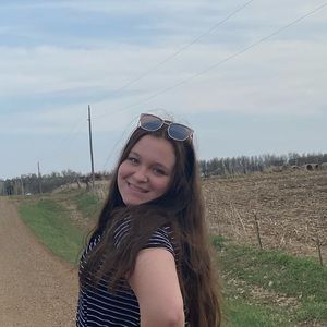 Meet your Posher, Jillian Anderson.